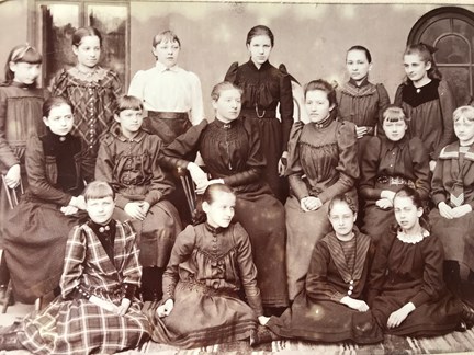 Foto Anna Kruse med sina elever på Brummerska skolan 1897-1898