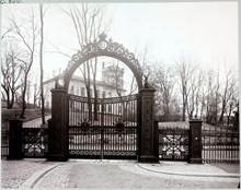 Portalen och grindarna till Skogsinstitutet, Strandvägen 58, Nobelparken