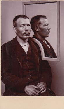Karl Albert Broling - polisfoto med spegel 1895