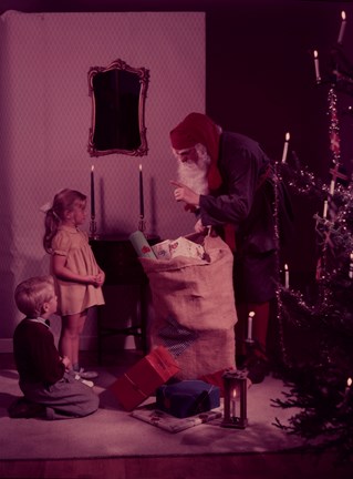 Liljeholmens stearinfabrik: Reklamfoto för stearinljus i juletid. Tomten kommer med julklappar. 