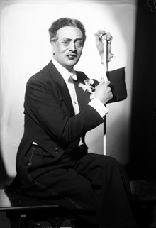 Porträtt av skådespelaren Gösta Ekman d.ä., med monokel och käpp
