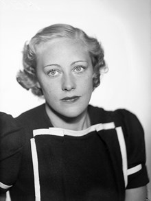 Porträtt av skådespelerskan, regissören och sångerskan Karin Ekelund. Karin Ekelund anställdes 1961 som första kvinnliga producent och regissör vid Radioteatern