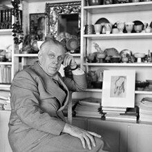 Professor Wilhelm Kåge, keramiker, 1955. Inför utställningen Söder i konsten