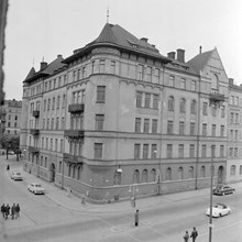 Kvarteret Fanan 18, fasader mot Narvavägen och Linnégatan