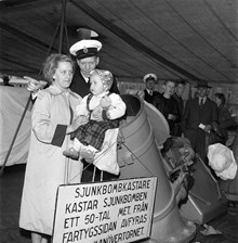 Allmänheten besöker krigsfartyget Göta Lejon under ""Kustflottans dag"". En sjunkbombkastare