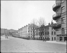 Fredrikshovsgatan. Närmast Storgatan och Fredrikshov slott till höger. I fonden Garnisonen