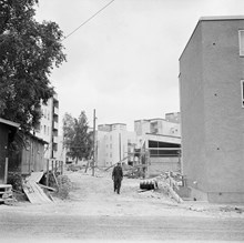 Vällingby. Utsikt över byggnation från Härjedalsgatan in mot Duvedsvägen. På vänster sida skymtar husen på Mörsilsgatan.