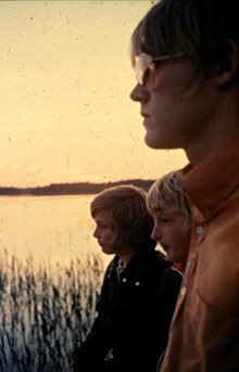 Barnens ö: Solnedgång vid vattnet