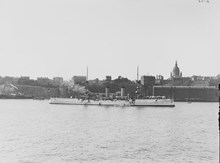 Krigsfartyg på Strömmen med Katarinaberget i bakgrunden