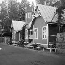 Mälarhöjden. Pettersbergsvägen vid Fridhems ångbåtsbrygga. Villa med torn och rikt utsirade gavlar