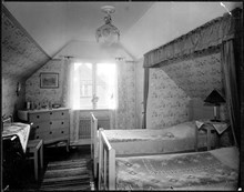 Interiör med sängkammare i övre våningen i hus i Ängby småstugeområde