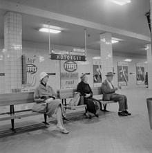 Hötorget, trafikanter väntar på tunnelbanan, 1959.