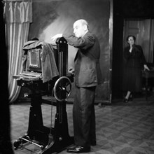 Fotograf Julius Grape med kamera i sin ateljé Drottninggatan 41