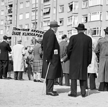Bo Bergman betraktar första maj-demonstrationen vid Valhallavägen