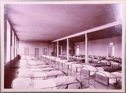 Svartvitt fotografi på sovsal på uppfostringsanstalten Åkerbrukskolonin Hall