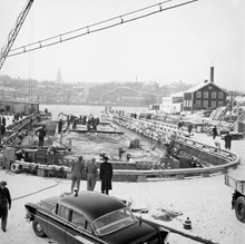 Beckholmsvarvet, vy över Saltsjön mot östra Södermalm. Betongkassun som ska sänkas ned i Liljeholmsviken och fungera som undervattensbro för tunnelbanan