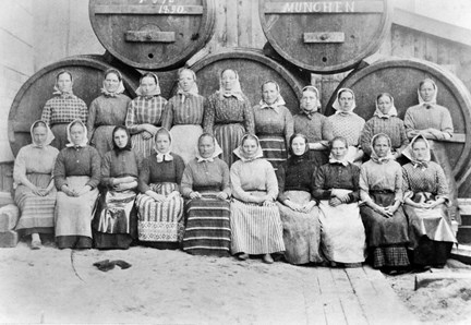 Grupporträtt av bryggeriarbeterskor vid Münchens bryggeri år 1890.