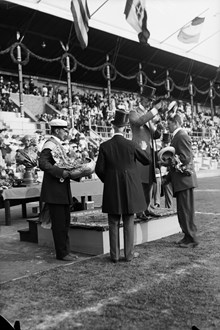 Olympiska spelen i Stockholm 1912. J. Thorpe, USA, dubbelsegrare i fem- och tiokamp, mottager pris och bekransas av kung Gustaf V.