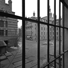 Bergsgatan 48. Utsikt från en cell mot stadshäktet och Polishuset