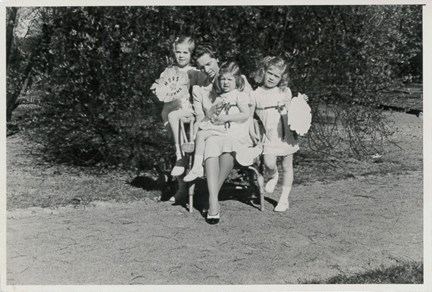 Prinsessan Sibylla och Hagasessorna poserar med mors blomma 1941