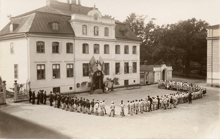 Uppställning på gården vid Frimurarbarnhuset i Kristineberg, 16 augusti 1928