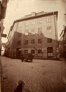 Exteriör av Stockholms Pantbank vid Brända Tomten, runt sekelskiftet 1900.