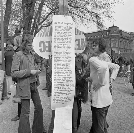 Kungsträdgården, maj 1971. Demonstrationer mot fällningen av almarna. Protestlista