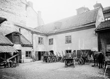 Hälsingegården. Gården till Apelbergsgatan 52 och Holländargatan 3. Revs 1906