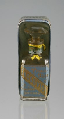Parfymflaska med förpackning, sekelskiftet 1900.