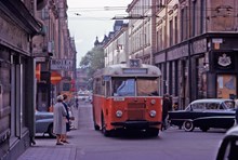 Busslinje 33 på Vattugatan vid Drottninggatan 1964