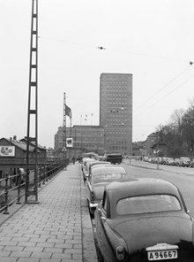 Torsgatan 21, Bonnierhuset. Gatumiljö. (Bonnierhuset uppfördes 1946-49, av arkitekterna Ivar och Anders Tengbom)