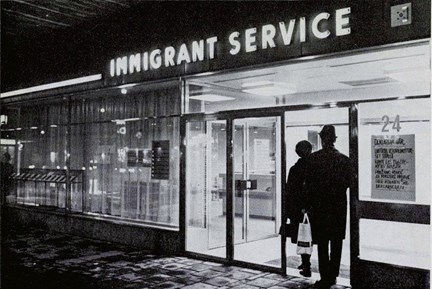 Entrén till Immigrant Service på Vasagatan 24.