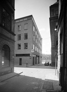 Kåkbrinken vid korsningen av Munkbrogatan. Kv. Icarus (byggt 1957) med T-baneskylten