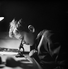 Pojke med mikroskop