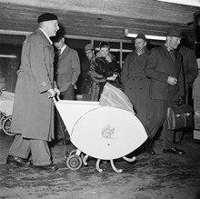 Stureby, tunnelbanestationen. Barnvagnar ska provas i trapporna. Fil. dr. Vilhelm Irgens Pettersson demonstrerar sin uppfinning; en barnvagn som kan gå i trappor