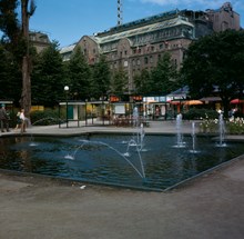 Kungsträdgården. Damm med små fontäner i parkens norra del. Turistbyrå i kv. Sju Sekel. Vy mot Nordiska Kompaniet
