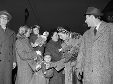 Centralstationen. Ingrid Bergman anländer till Stockholm med sin familj. Fr. v. Operachefen Joel Berglund, barnsköterskor med en av tvillingarna, Ingrid med sonen Robertino och Roberto Rossellini
