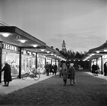 Högdalens centrum. Första julhandeln i det nya centrumet (Högdalens centrum invigdes 1957 och byggdes ut året efter)