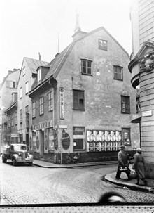 En lastbil står utanför Klarabergsgatan 29 vid hörnet av Klara Östra Kyrkogata 16