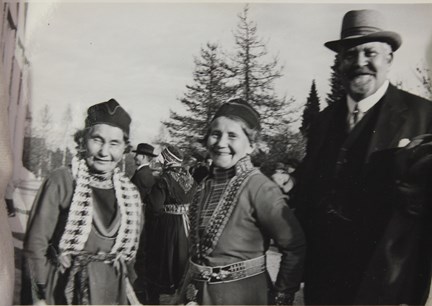 Foto av konstnären Karl Tirén med de samiska systrarna Maria Johansson och Anna Greta Persson