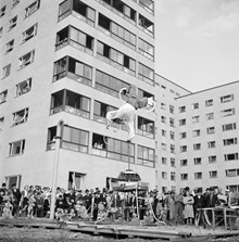 Södersjukhuset. Cirkus Scott uppträder för sjukhusets patienter framför sjukhusets södra fasad