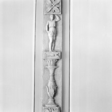 Reliefdekor på vägg i entré, Sankt Eriksgatan 85