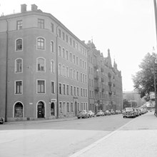 Korsningen Fredrikshovsgatan 7 t.v. och Linnégatan 82, och 80, 78, 76