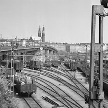 Liljeholmens station före rivningen 1959. Liljeholmens godsstation vid Liljeholmsbron. Högalidskyrkan i fonden