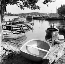 Fiskeläge med bryggor och båtar i Rävsnäs