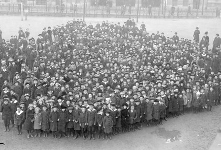 Sagostundsbarn på Norra latins gård 1910-talet