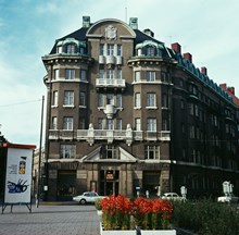 Runebergsplan mot kv. Poppeln, fasad till Engelbrektsgatan 25 och Runebergsgatan 12. Reklampelare för insektsmedlet Radar till vänster