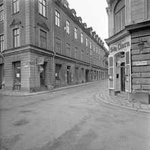 Hörnet av Klara Södra Kyrkogata 12 (t.v.) och Herkulesgatan 26. T.h. ligger Restaurang S:ta Clara vid Klara Södra Kyrkogata 10