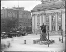 Riddarhustorget med Gustav Vasa statyn. I bakgrunden Gamla Riksarkivet t.v. och  Riddarhuset