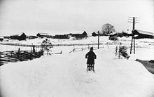 En sparkåkare på gamla landsvägen mot Hjulsta gård.